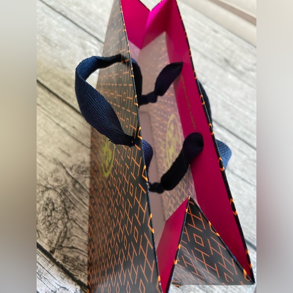 NWT! Tory Burch large logo stud earrings in rose gold + gift wrapping - Picture 10 of 15